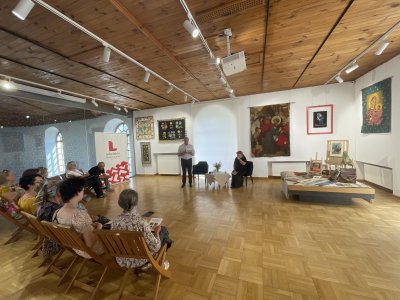 Okładka albumu: Wernisaż Wystawy „Ludowe kilimy kresowe, pejzaż gobelinowy i inne tkane tematy”